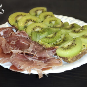 TOSTA_AGUACATE_KIWI_JAMON